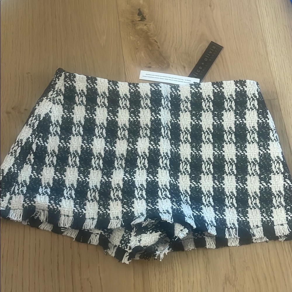 Alice & Olivia Donald check shorts Black/White. High waisted , zip closure SZ 0